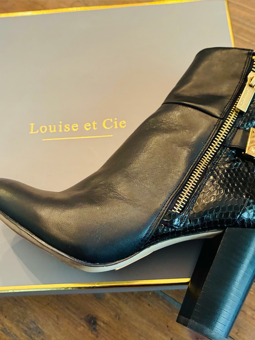 Louise et Cie "Viviane" snakeskin embossed back. Ankle boot with side zip. Sz 6